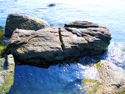 海岸に点在する矢穴石