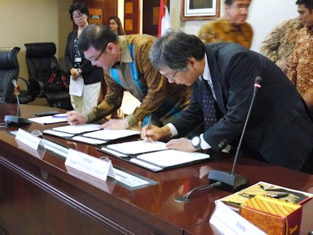 署名するファド泥炭復興庁長官（左）と安成所長（於：インドネシア大統領府）
