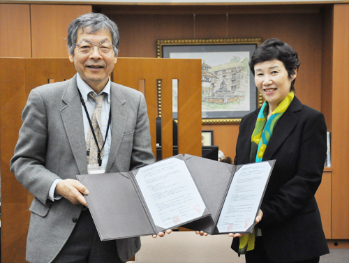 安成所長（左）とNHK EDU教育部小泉世津子上席執行役員（右）