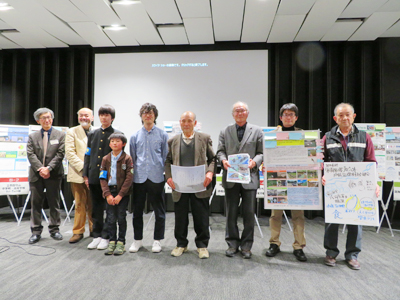 賞受賞の様子（左から５人目石田研究員・右から２人目淺野共同研究員）