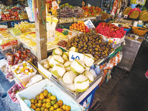 市場で販売される果物や野菜の種類は経済の発展とともに変化していく(タイ・チェンマイ)