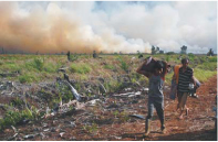 写真1　深刻な泥炭火災と火から逃れる現地住民