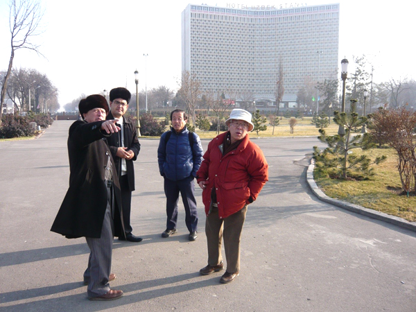 ウズベキスタンで都市施設の説明を受ける。
