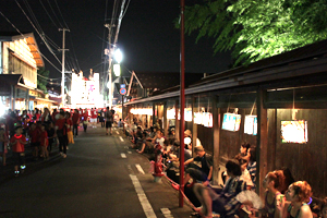 深い軒の下で祭りを楽しむ