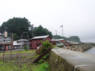 写真2:津軽半島北部の海岸に面した段丘上に位置する中の平遺跡