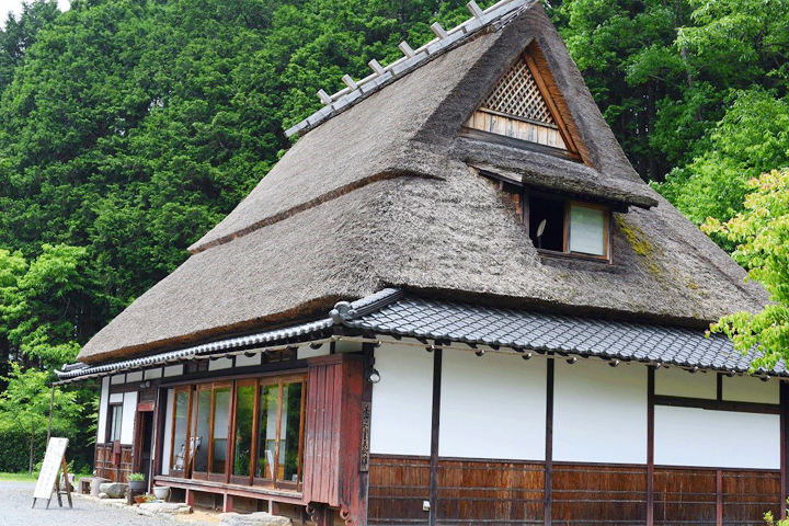 写真１：かやぶき家屋を利用した「美山かやぶき美術館」