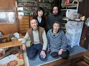 写真3:佐々木冨治さん・アキさんご夫妻。後列：羽生リーダー・菅野智則（東北大）