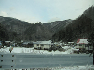 写真2:車窓から見た山あいの村