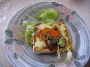 写真5:豆腐のステーキ。キツネ色の焦げ目とラー油醤油が美味