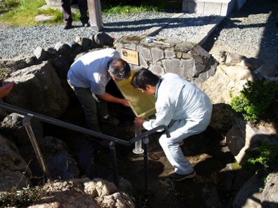 雲城水の湧出量を測定