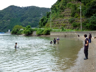 温度計で水温を測りながら地下水が湧いている場所を探す