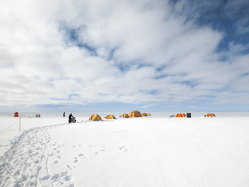 氷床上でのテント生活