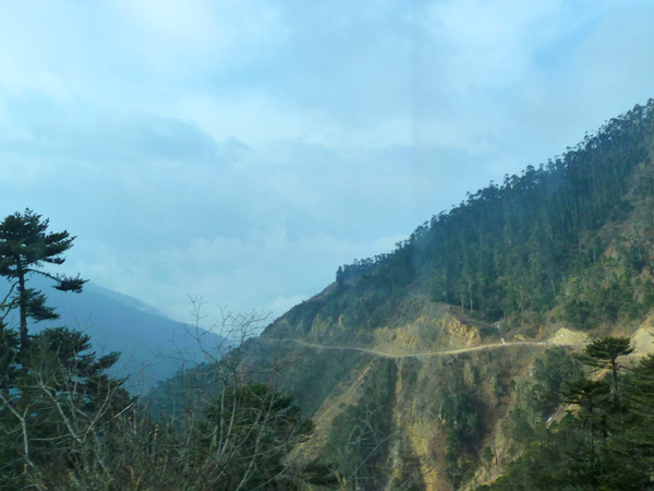 険しい山道の風景