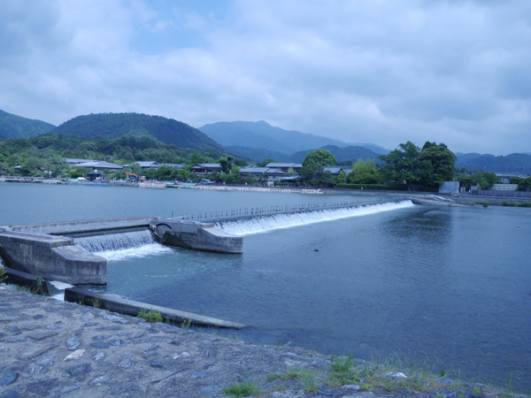 嵐山・大堰川に作られている現在の「一ノ井堰」