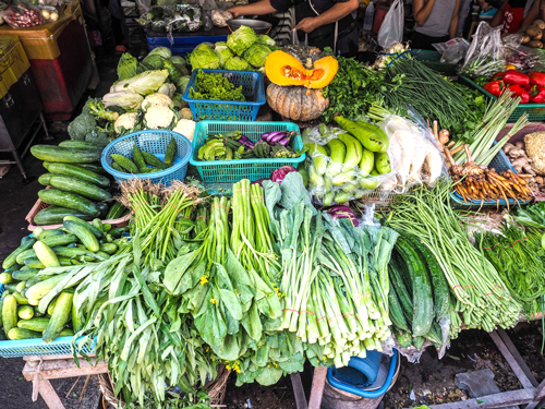 市場では色々な地元産野菜が新鮮で安く手に入る