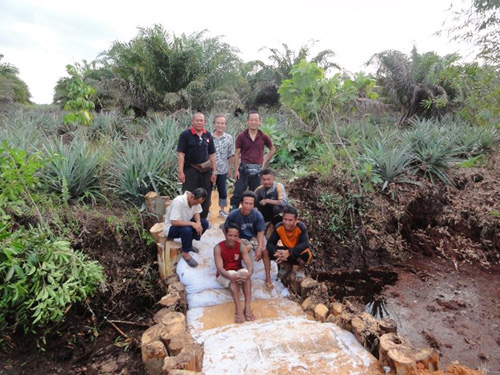 2015年に住民との協働で水路に建設した堰