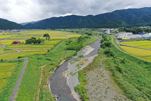 福井県北川流域に残る霞堤。本流と支流が接続する部分に霞堤が設けられている。