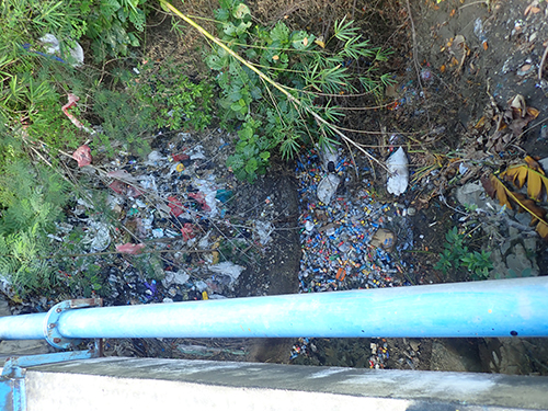 湖の環境悪化につながるリンボト湖流入河川域におけるゴミ問題