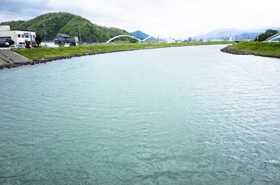 小浜市内を流れる南川