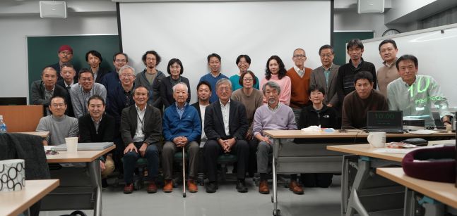 ���É���w�ł̌�������̏W���ʐ^