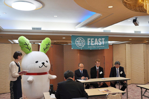 セミナー開催前に開かれた記者会見(右から窪田順平地球研副所長、マックグリービー・スティーブン地球研准教授、谷口吉光秋田県立大学地域連携・研究推進センター教授)