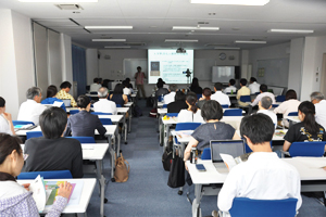 講演に聞き入る参加者