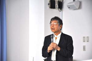 挨拶を行う安成哲三地球研所長