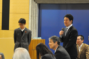 小学生の発表をサポートした淺野研究員（左）とコメントを寄せる岩永市長（右から2番目）