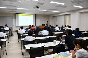 講演を行う荒木敦子　北海道大学環境健康科学研究教育センター　准教授