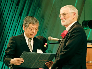 表彰式(安成地球研所長(左)から表彰されるデニス・L・メドウズ氏)