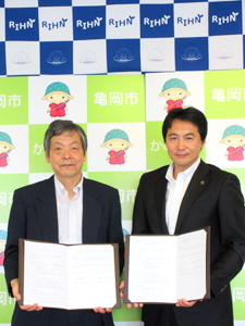 交流協定を交わす地球研の安成所長(左)と亀岡市桂川市長(右)