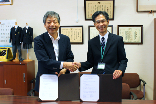 協定締結後握手を交わす地球研安成所長(左)と北稜高校桂校長(右)