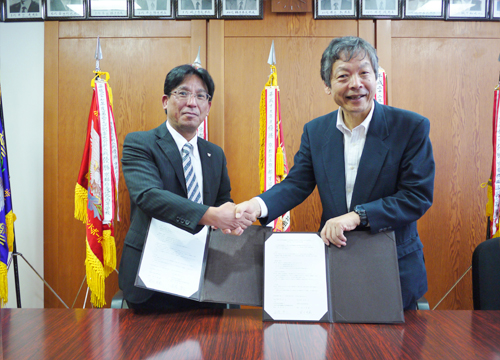 協定締結後握手を交わす洛北高校前川校長(左)と地球研安成所長(右)