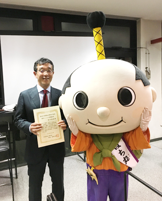 菊地直樹准教授(左)と名古屋市公式マスコットキャラクターはち丸(右)