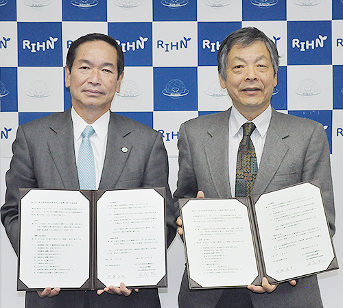 交流協定を交わす齊藤市長(左)と安成所長(右)