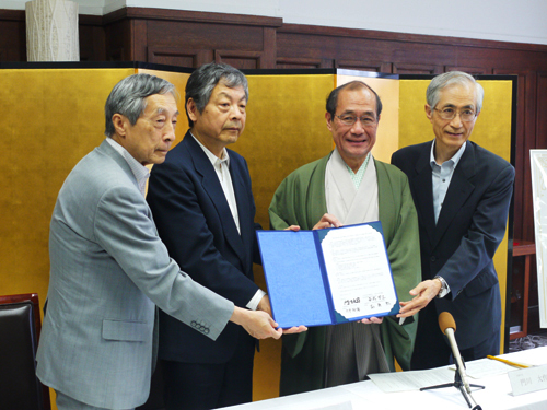 交流協定を交わす高月理事長（左端）、安成所長（左から２番目）、門川市長（右から２番目）、浜中理事長（右端）