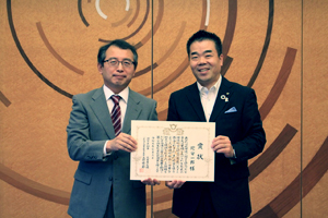 陀安教授(左)と三日月滋賀県知事(右)