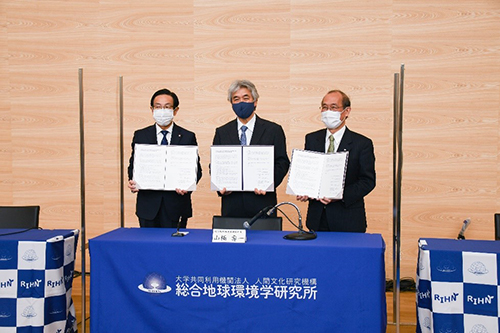 協定書を手にする西脇京都府知事(左)、山極所長(中央)、門川京都市長(右)