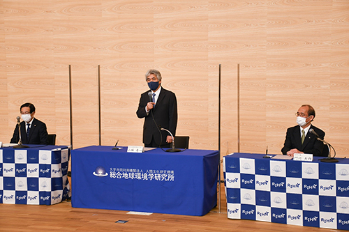 挨拶する山極所長(中央)