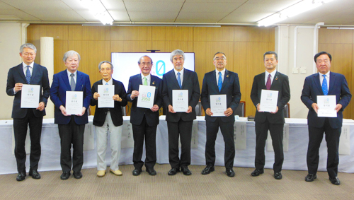 賛同書を手にする門川市長、山極所長（左から四番目、五番目）