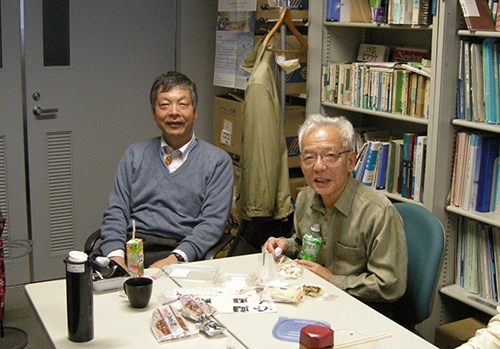 2013年1月22日　名古屋大学の研究室にて （左）安成先生　（右）真鍋先生