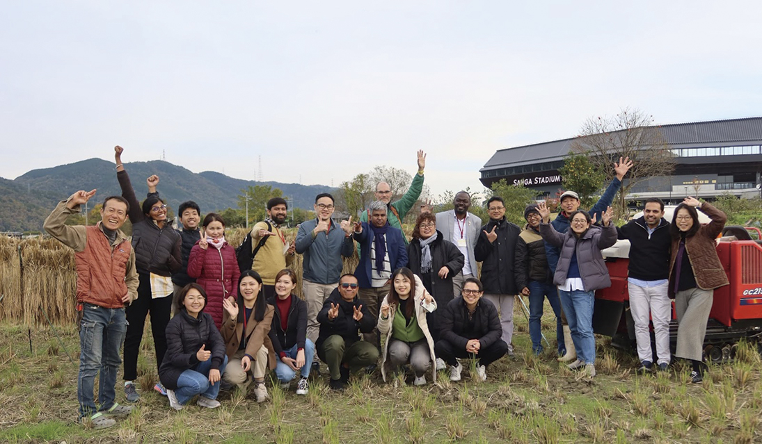 TERRAスクールでは、京都市近郊の有機農業家の畑を訪ね、地元行政との給食などに関する連携について学んだ。