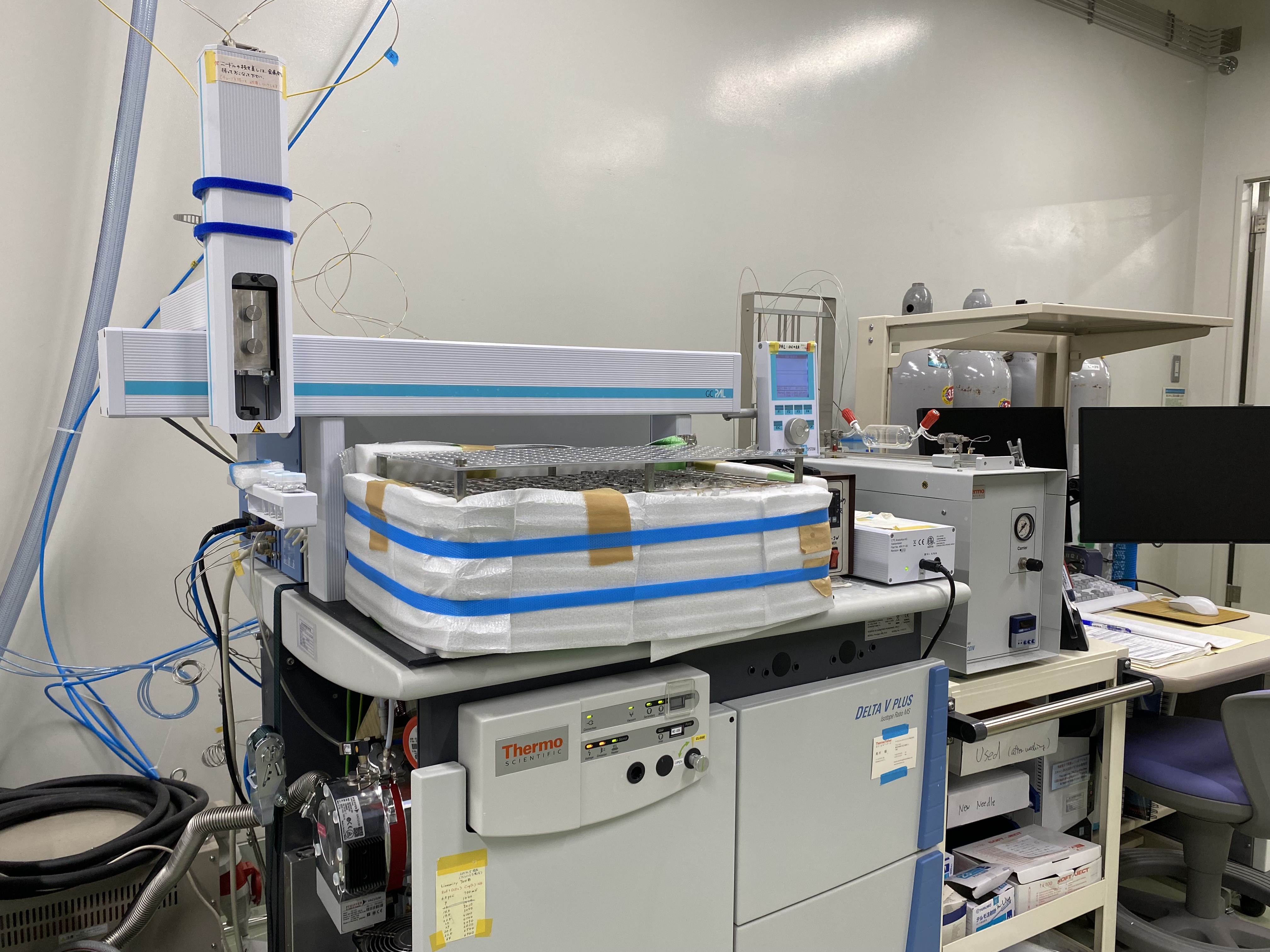 オンラインガス調整/導入装置付き安定同位体比質量分析計（GB-IRMS）