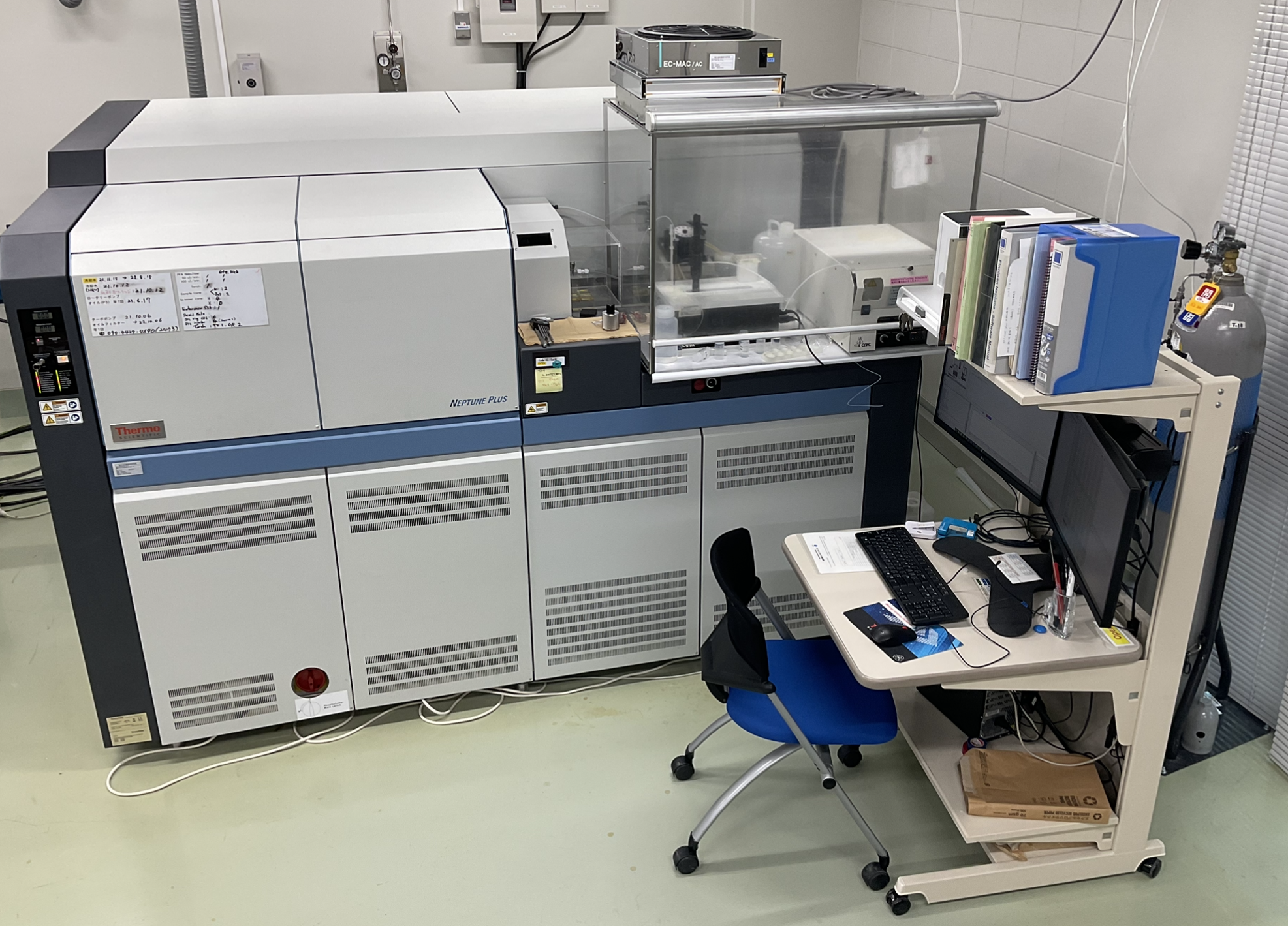 高分解能マルチコレクター誘導結合プラズマ質量分析装置（MC-ICP-MS）1