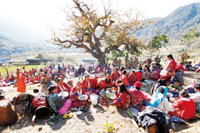 写真1　祭礼ラーソイシー　神木の周りで神との会食を楽しむ村人たち（小林尚礼2010年撮影、小林2013ヒマラヤ学誌）