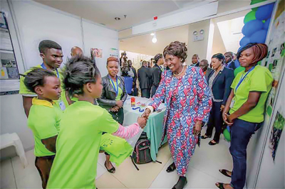 写真1: ザンビアでのアクションリサーチ:ZAWAFE2018のDziko Langaブースにはザンビアの副大統領も来訪(Photo by Nyambe)