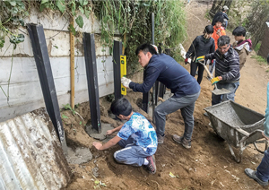 写真１　 土地の浸食リスクを低減するために住民参加型実践で山留めをつくる。斜面地インフォーマル地区カンテラ（サンマルティン・デ・ロスアンデス、アルゼンチン 2018年5月）
