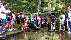 写真1： 八重瀬町での「みずのわ教室」。地域の子供たちと一緒に湧き水調査