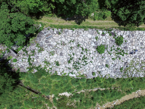 写真2: 滋賀県大津市の百閒堤(ひゃっけんづつみ)。長さ約180mの石塁で、土砂災害を防ぐために江戸時代に作られた。地域の自然資源を利用したEco-DRR の一つと位置付けられる。(Eco-DRRプロジェクト)