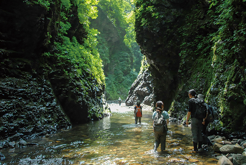 写真3：渓谷からの水資源（青森県）